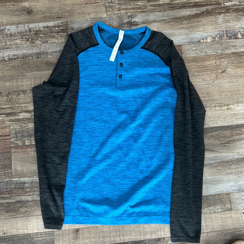 Men’s medium Lululemon long sleeved shirt